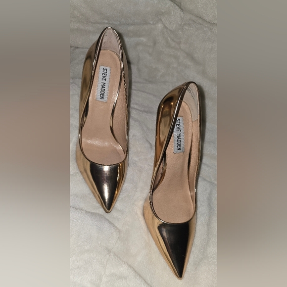 Steve Madden Women's Gold Pumps - Picture 8 of 16
